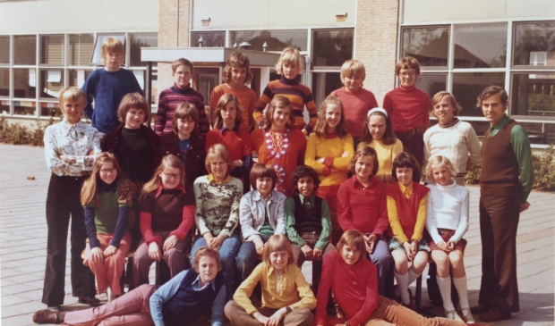 <p>Een klassenfoto uit 1974: de zesde klas van de Minister de Visserschool met meester Boor.</p>