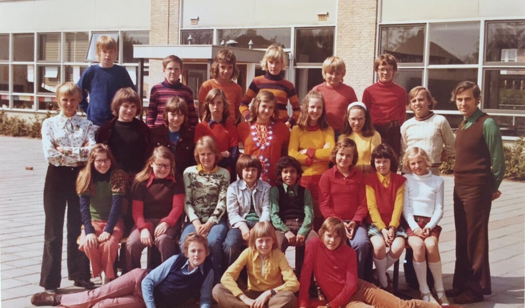 Een klassenfoto uit 1974: de zesde klas van de Minister de Visserschool met meester Boor.