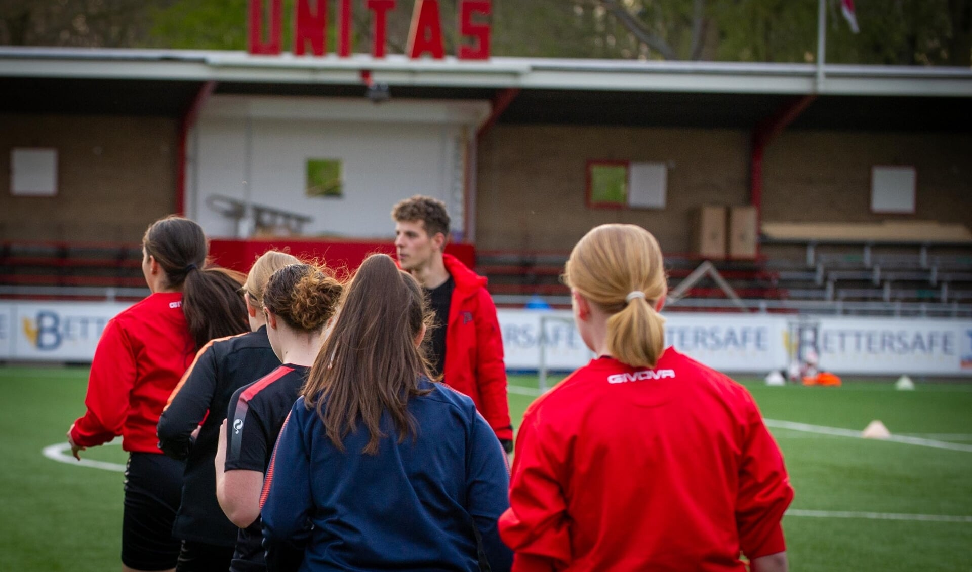 Unitas meisjesvoetbal clinic