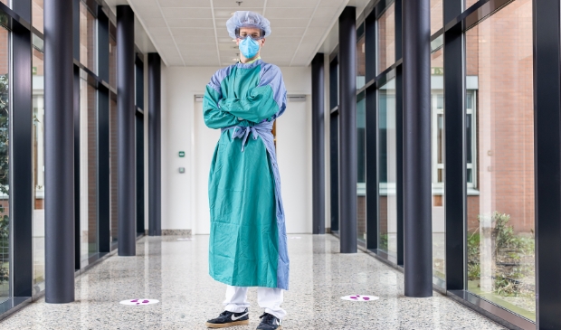 <p>Op dit moment werkt Bert vaak compleet ingepakt om zichzelf en zijn naasten te beschermen tegen het coronavirus.</p>