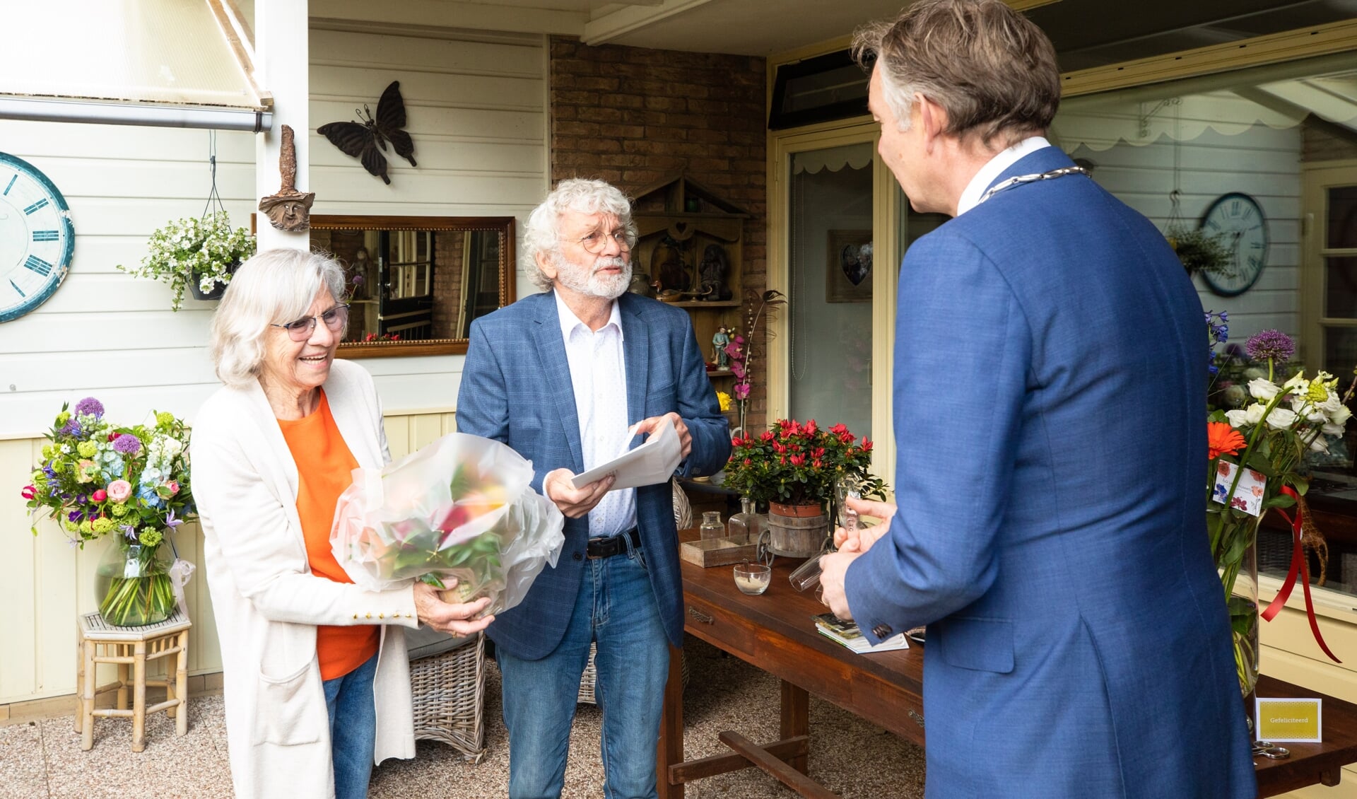 Burgemeester Mark Röell feliciteerde het echtpaar Visser met het 60-jarig huwelijk en bracht bloemen mee.
