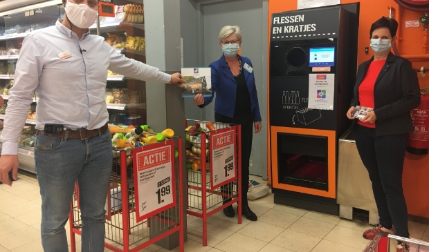 Supermarktmanager Tim Walg, Jenny Branderhorst en Carola Verbraak voor de statiegeldautomaat