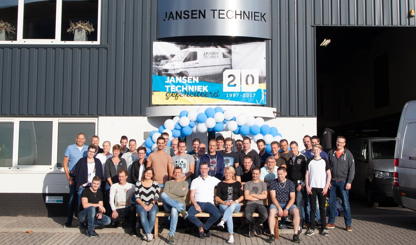 Foto van de eigenaren en medewerkers van Jansen Techniek tijdens het 20-jarig bestaan in 2017.