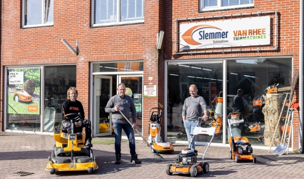 <p>Van links naar rechts: Gert van Rhee, Karel Slemmer en Henk Slemmer voor de zaak aan de Klaphekweg in Ede.</p>