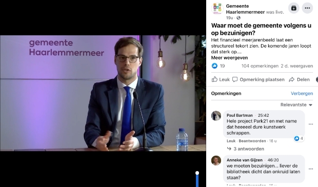 <p>Nobel tijdens de Facebooksessie over de bezuinigingen. </p>