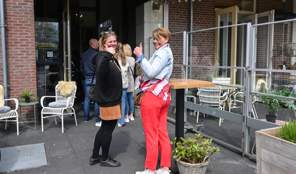 In de rij voor een plekje op het terras van Grand Café De Lindenhof aan de Van Weedestraat.
