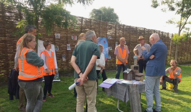 <p>Op initiatief van de Groenraad wordt de Van Hallweg waar de bomen gerooid zijn vanwege de verbreding van de A9 van groen voorzien.</p>
