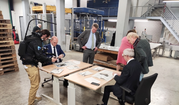 <p>Directeur Cornell Heutink (links) en hoofdredacteur Steef de Bruijn bekijken de eerste exemplaren van het gerestylde RD.</p>