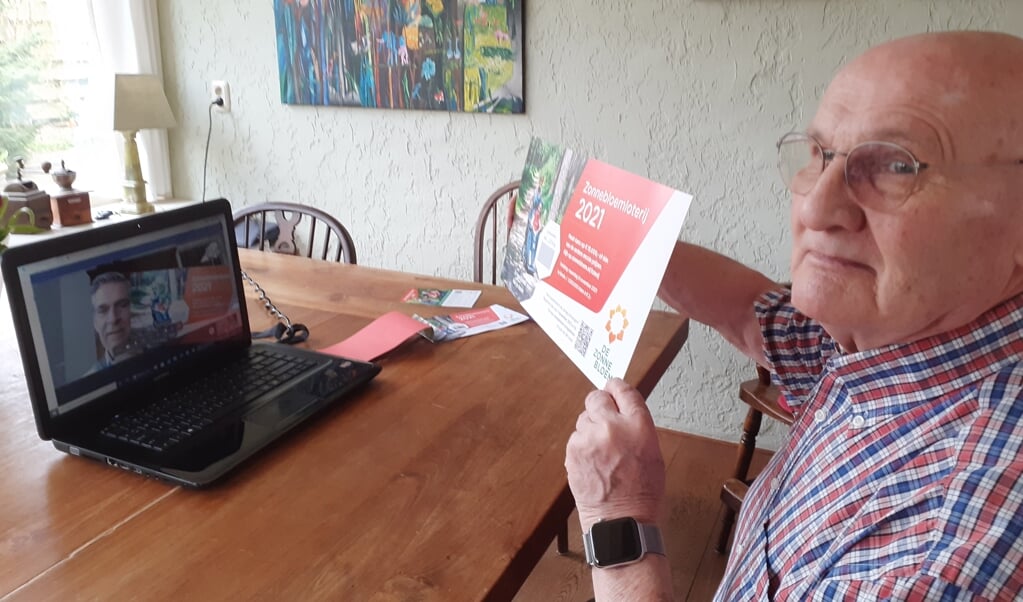 Henk ter Wal, via de laptop in gesprek met burgemeester Frits Naafs.