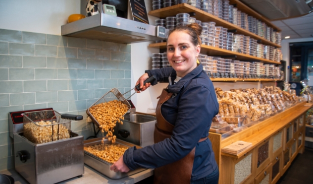 <p>Inge Overeem brandt dagelijks noten.</p>