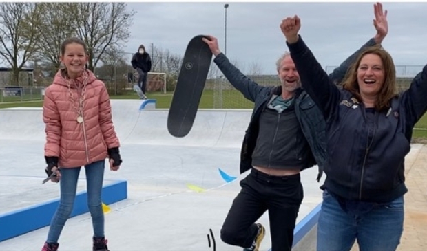 <p>Kinderburgemeester Lise en initiatiefnemers Caroline van der Ark en Wouter Hartmann tijdens de opening nadat het lint is doorgeknipt</p>