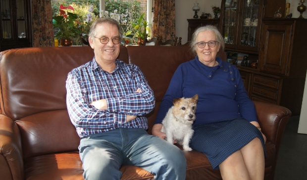 <p>Anton, Joke en hond Loney genieten van de natuur in het midden van het land.</p>