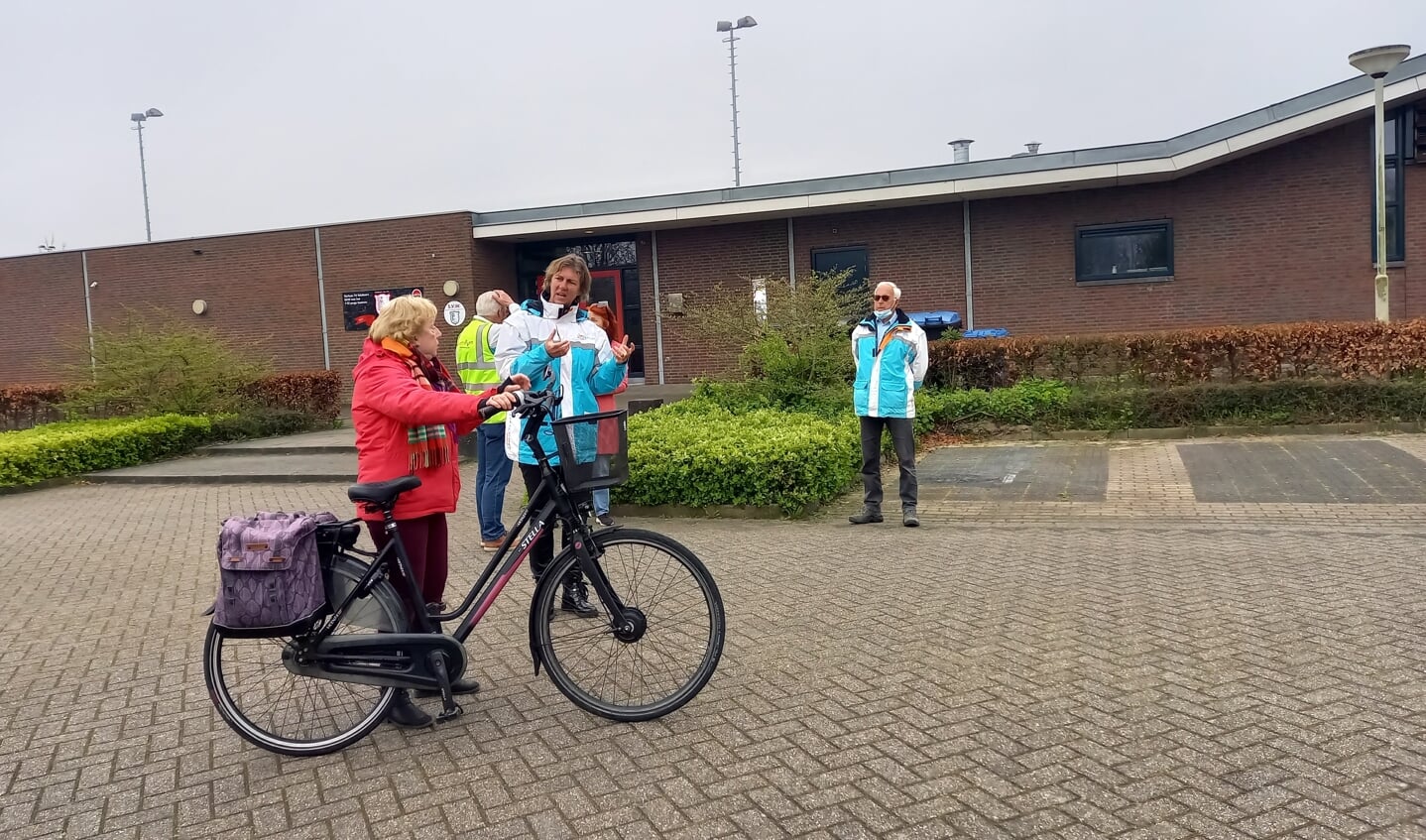 Senioren kregen vandaag een fietstraining op het terrein bij SVW