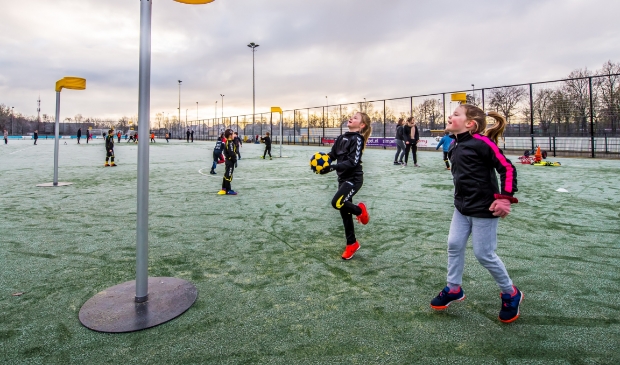 Woudenbergse basisschoolleerlingen krijgen korfbaltraining