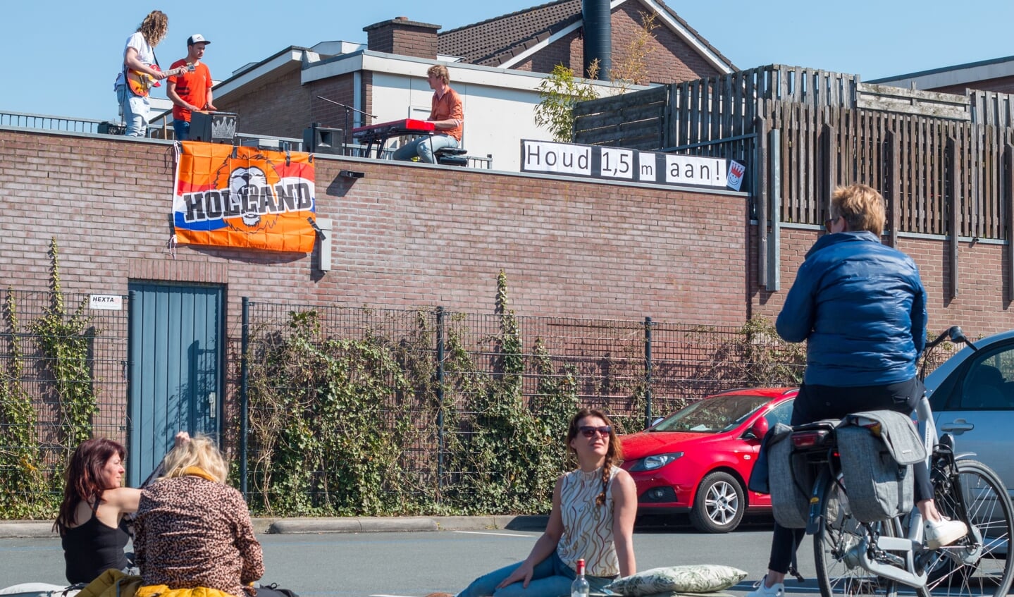 Een bandje dat vanaf hun dak terras de sfeer zet.