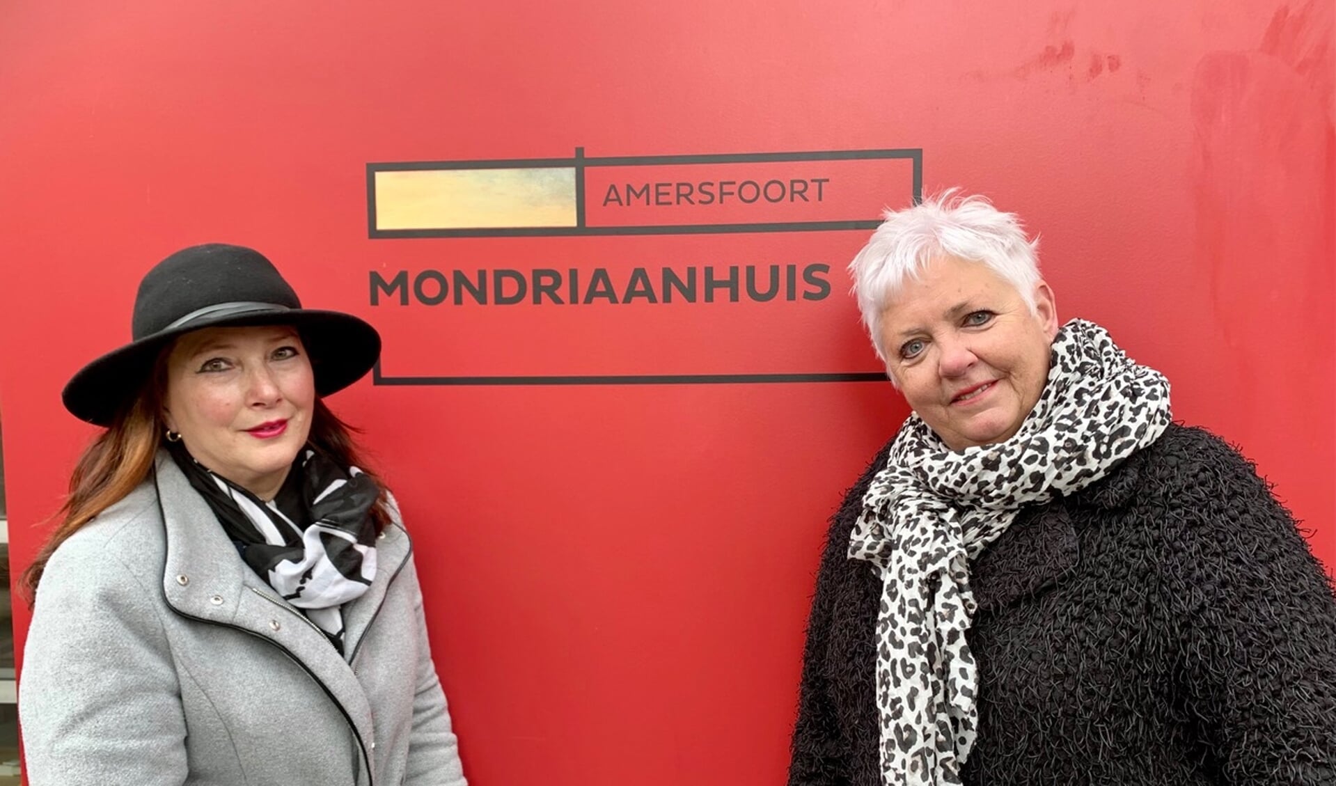 Erica Haneveld en Anne Marie Bos werken met veel plezier in het Mondriaanhuis. 