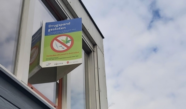 <p>Burgemeester Renkema sluit vanwege overtreding van de Opiumwet een woning.</p>
