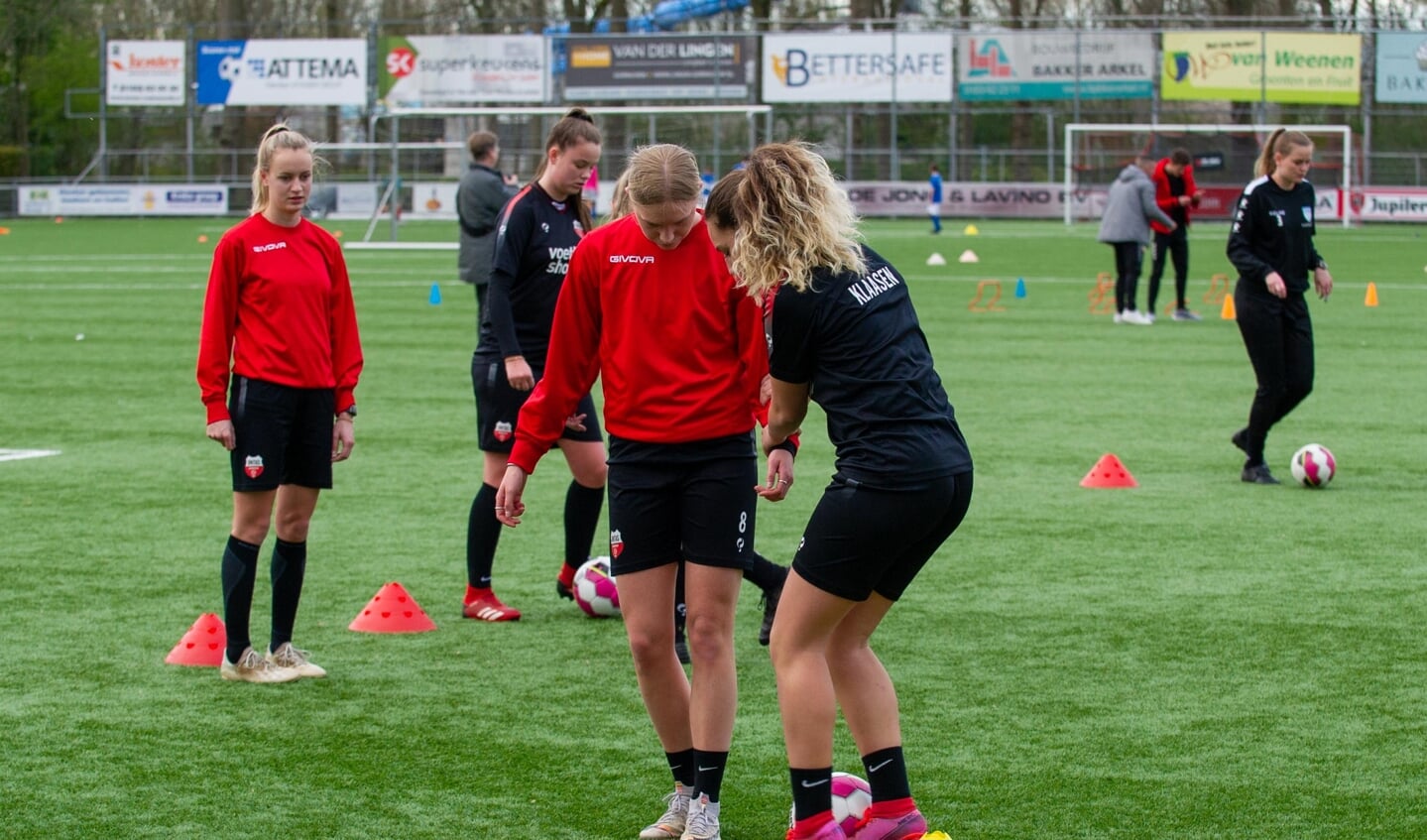 Unitas meisjesvoetbal clinic