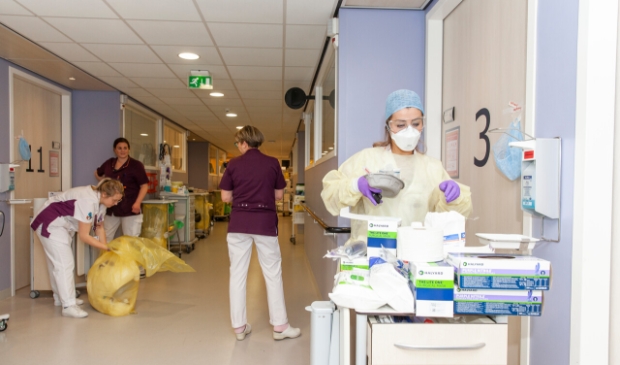 <p>Corona-afdeling in het Albert Schweitzer ziekenhuis tijdens de eerste golf, toen de zorg plots werd overvallen door een personeelstekort.</p>