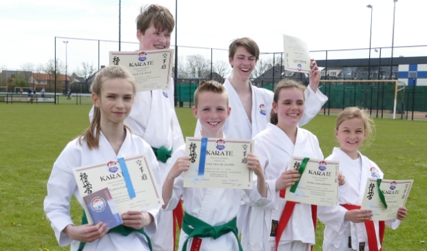 Geslaagden met hun diploma. Van Links naar rechts: Kyara Lucker, Juul v.d. Harst, Lars van de Guchte, Jelle Joustra, Joyke van Gelooven en Emma Wildenberg.