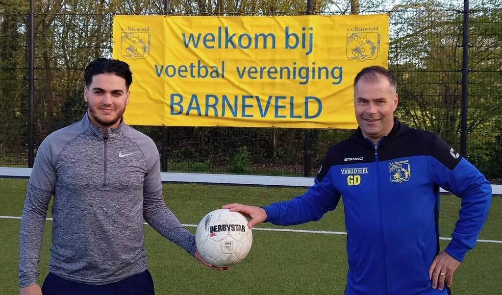 Gerwin Dekker (rechts) stopt na dit seizoen als trainer bij VV Barneveld.