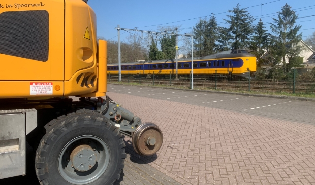<p>Op de parkeerplaats bij De Generaal staat groot materieel klaar om het spoor te vernieuwen. </p>