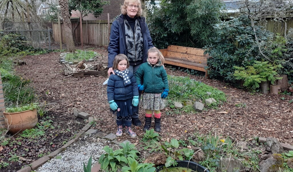 Juf Ineke met Annefien (l) en Hiske. De meisjes vinden de tuin 'superleuk'.