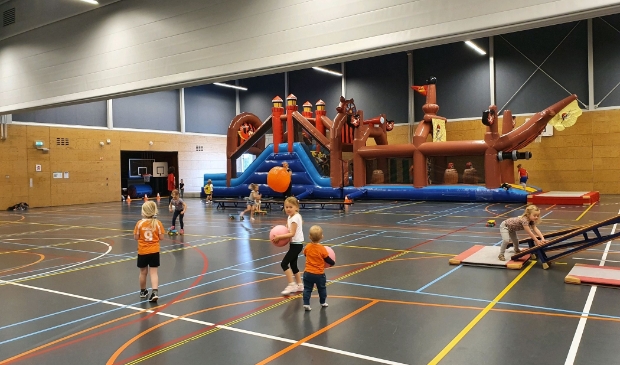 Kinderen genieten van de stormbaan.