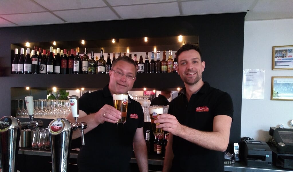 Marco van Soest en Koen Spit proosten met het eerste biertje. De Bank en Co is weer geopend.
