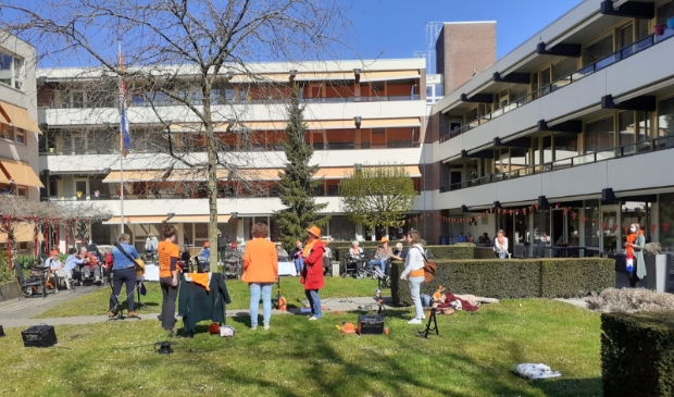 <p>Marsemijn & Friends traden op in de binnentuin </p>