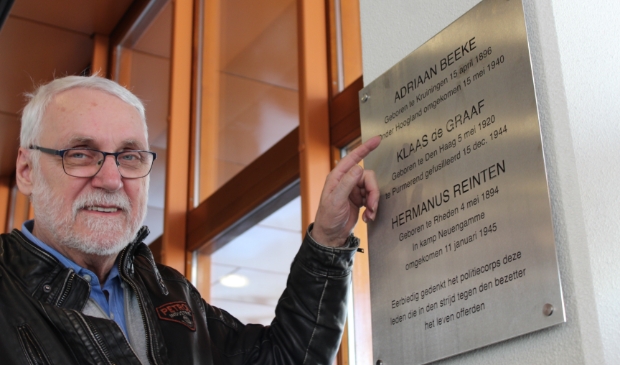 <p>Cees Beeke is blij dat er weer een gedenkplaat in het politiebureau hangt. 'Mooie plek ook.'</p>