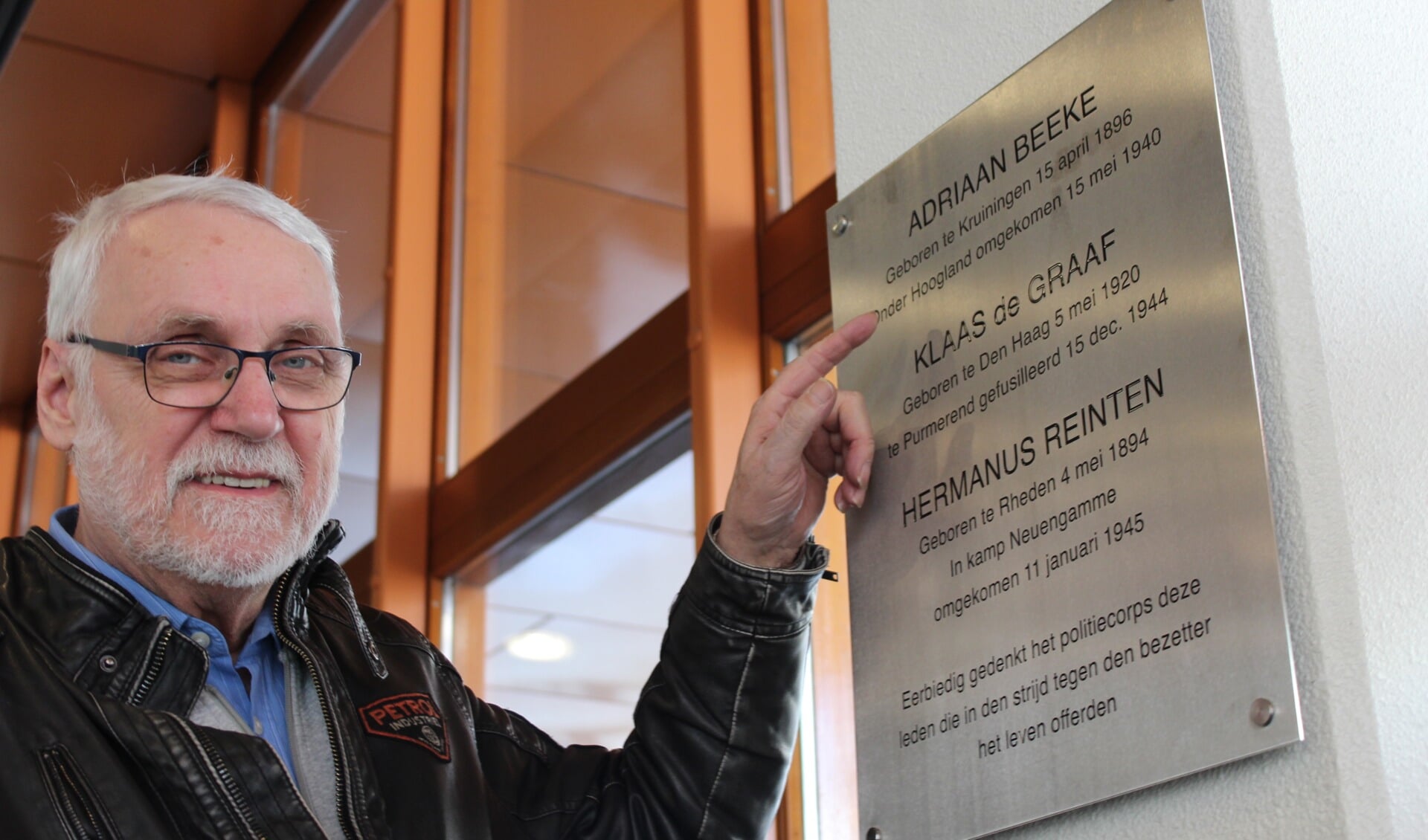 Cees Beeke is blij dat er weer een gedenkplaat in het politiebureau hangt. 'Mooie plek ook.'