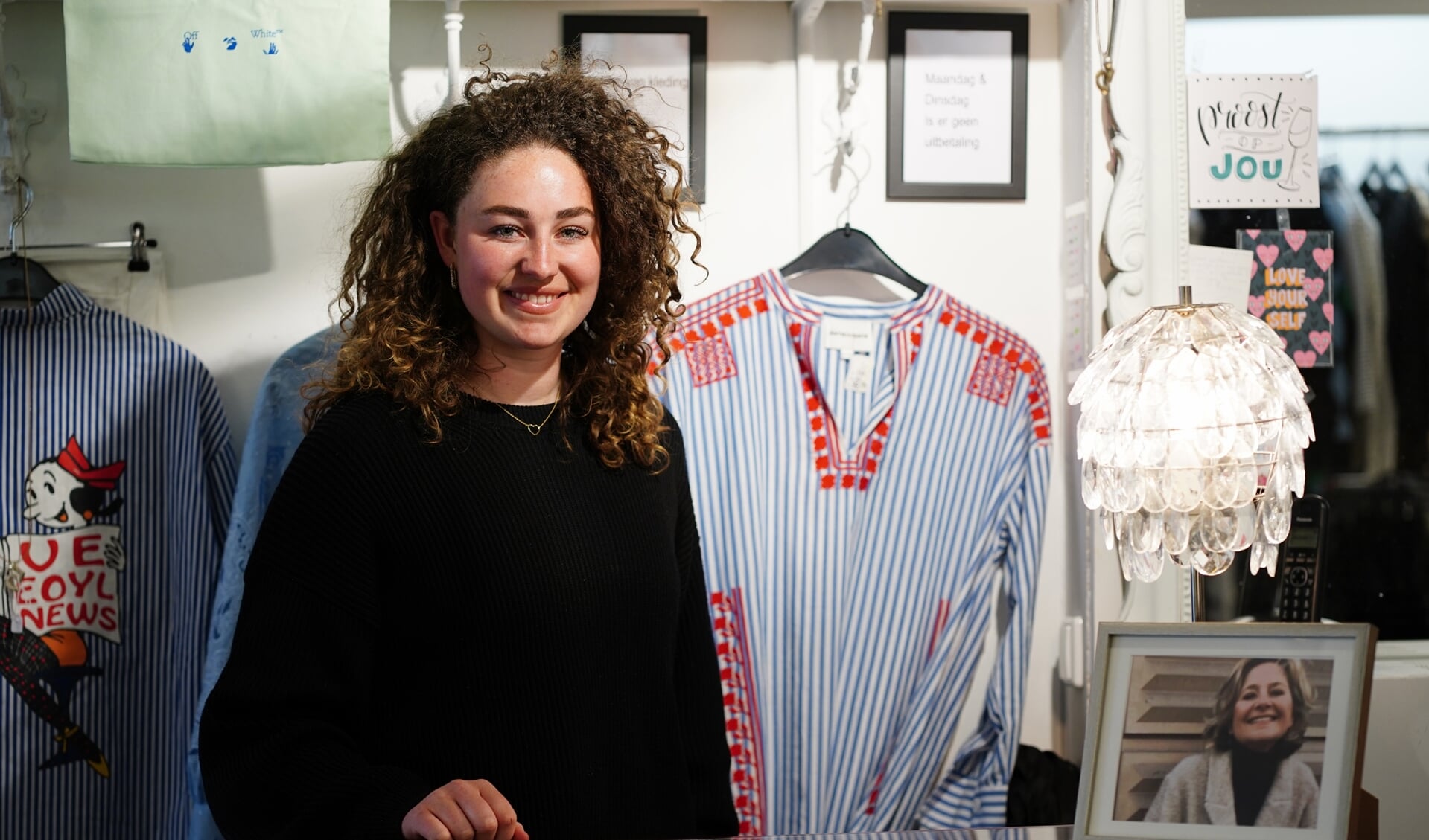Britt Hogenes nam na het overlijden van haar moeder (zie foto op de toonbank) haar kledingwinkel Re-Style over. 