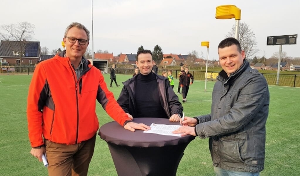 Jaap Jochems (rechts) ondertekent, onder toeziend oog van TC-voorzitter Marco Verhagen (links) en penningmeester Jako van der Kolk, zijn nieuwe DKOD-contract.