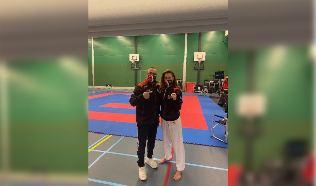 Karateka Lynn Snel (rechts) en coach Nabil Ou-Aissa blij met ticket voor OKT