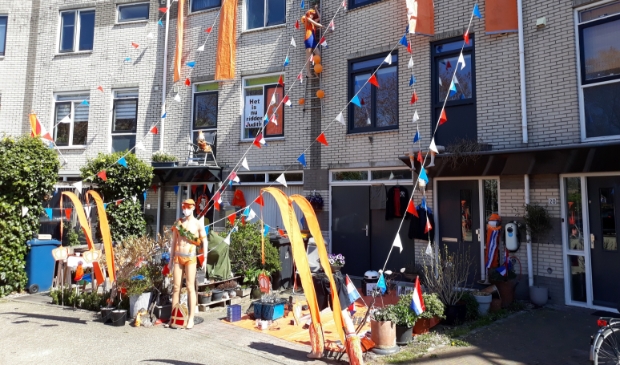 De versierde gevel en voortuin van de buurtjes