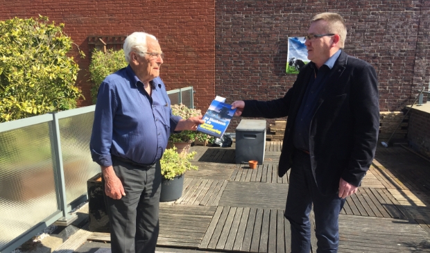 <p>De 95-jarige ontvanger, verzetsstrijder Fokko Spier en Alfons van Bokhorst, die samen met Leen Fijnekam initiatiefnemer van de uitgave is.</p>