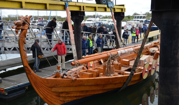 Het Vikingschip ligt veilig in het water