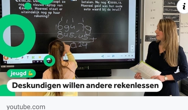 Juf Charlotte met een leerling uit groep 7