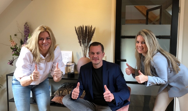 (v.l.n.r.) Bianca Reussink van Financieringsgilde Barneveld en Mark van Leersum en Stephanie van Amerongen gaan voor het beste advies over zakelijke en privé financiering.