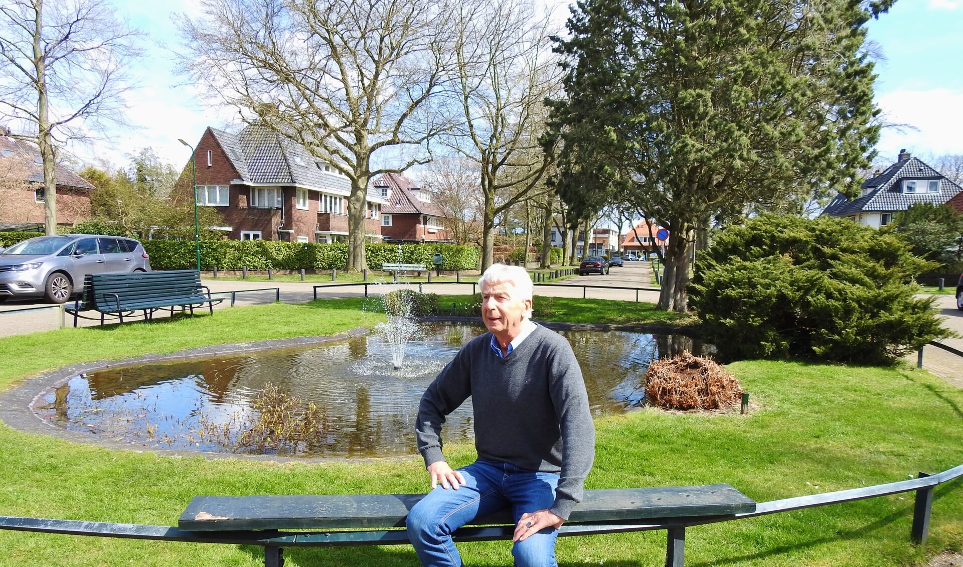 Jim ter Braak doet al bijna dertig jaar het onderhoud aan het gemeentelijk groen op en rond het pleintje aan de Bilderdijklaan. Sinds 2016 formeel via groenadoptie.