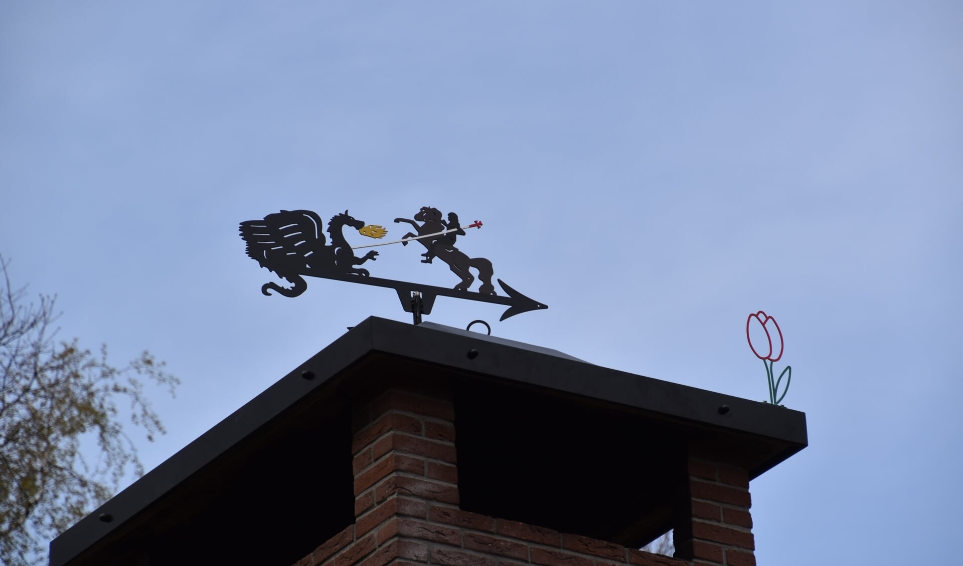 Sint Joris en de draak als windwijzer boven op de nieuwe schoorsteenkap van Scouting Pieter Maritz
