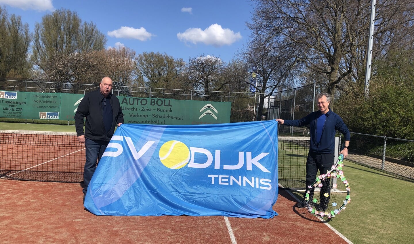Ben Greeven (Sunnycamp) en Jan Kühne kwamen samen hun sponsorbankje bekijken. Het zijn neven van elkaar en zijn al jarenlang een trouwe sponsor van SV Odijk Tennis.