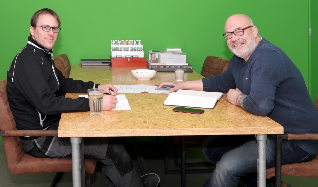 <p>Eigenaar Chris van Beem (rechts): ,,Wij zoeken een handige Harry, Jos, Willem of Anneke die als ervaren afbouwer, timmerman en meewerkend voorman ons team wil versterken. </p>