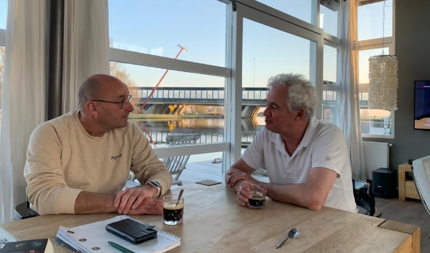<p>Kees Bruins (links) interviewt kapper Hans Hanff (rechts).</p>