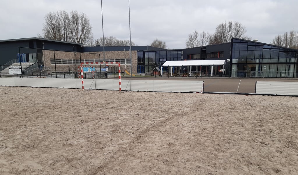 Het sportcomplex van handbalvereniging LHV en korfbalclub Antilopen. Op de voorgrond het veld voor 'beach'-sporten.
