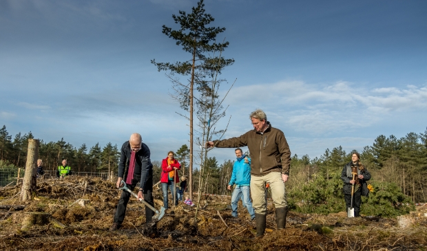 <p>Om 9.42 ging de eerste boom de grond in, door Rients Ritskes, oprichter van Zen.nl en Sander Haken, bestuurslid van Landgoed den Treek - Henschoten.</p>