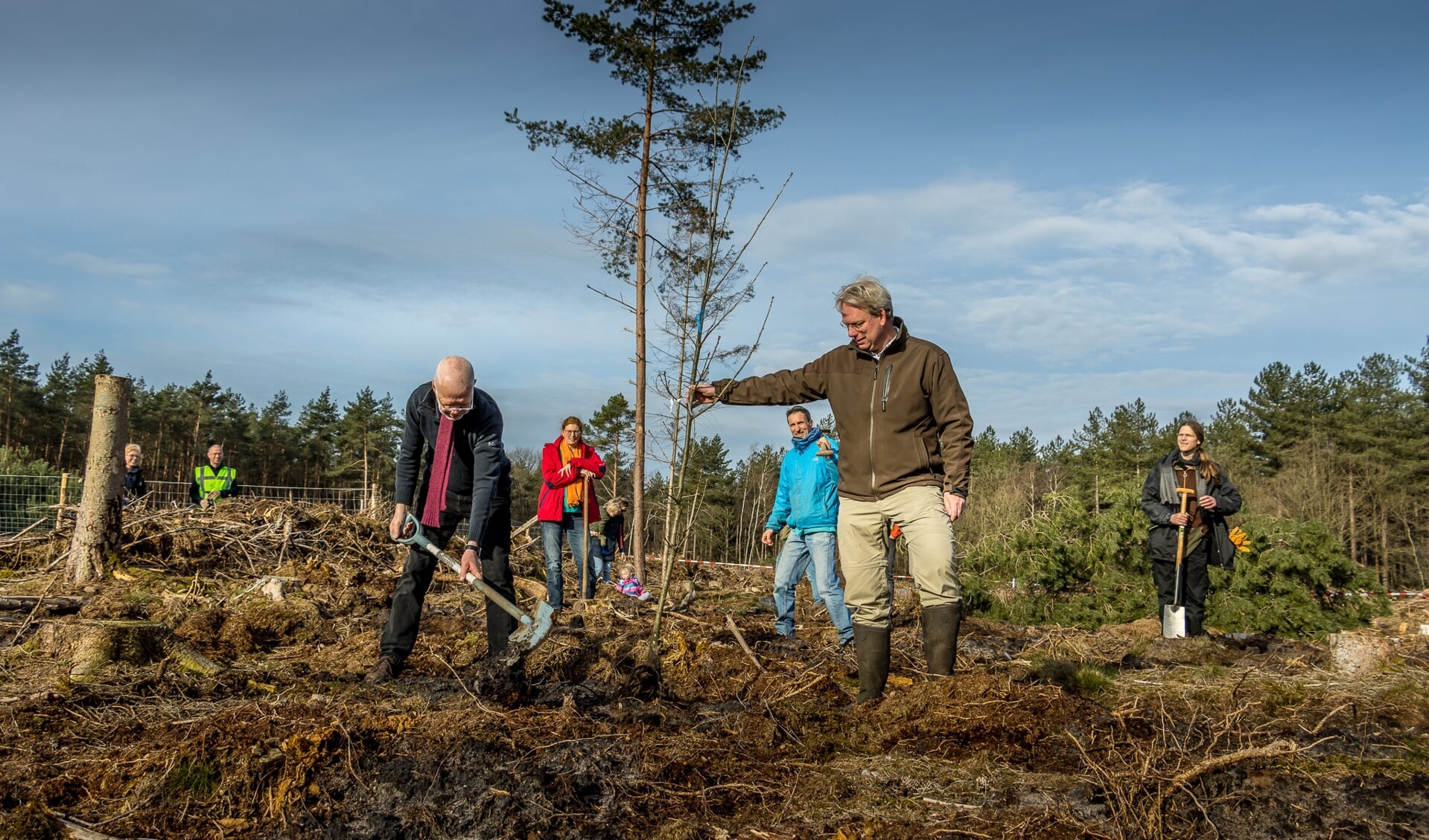 Om 9.42 ging de eerste boom de grond in, door Rients Ritskes, oprichter van Zen.nl en Sander Haken, bestuurslid van Landgoed den Treek - Henschoten.