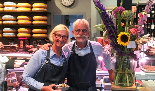 <p>Minne en Dixy in de winkel in Driebergen, hun vertrek heeft grote impact op de klanten.</p>