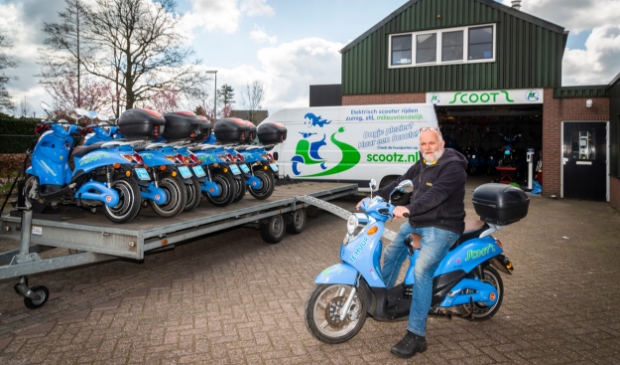 <p>Cor van Soest bij de Scootz-vestiging aan de Wesselseweg in Kootwijkerbroek.</p>